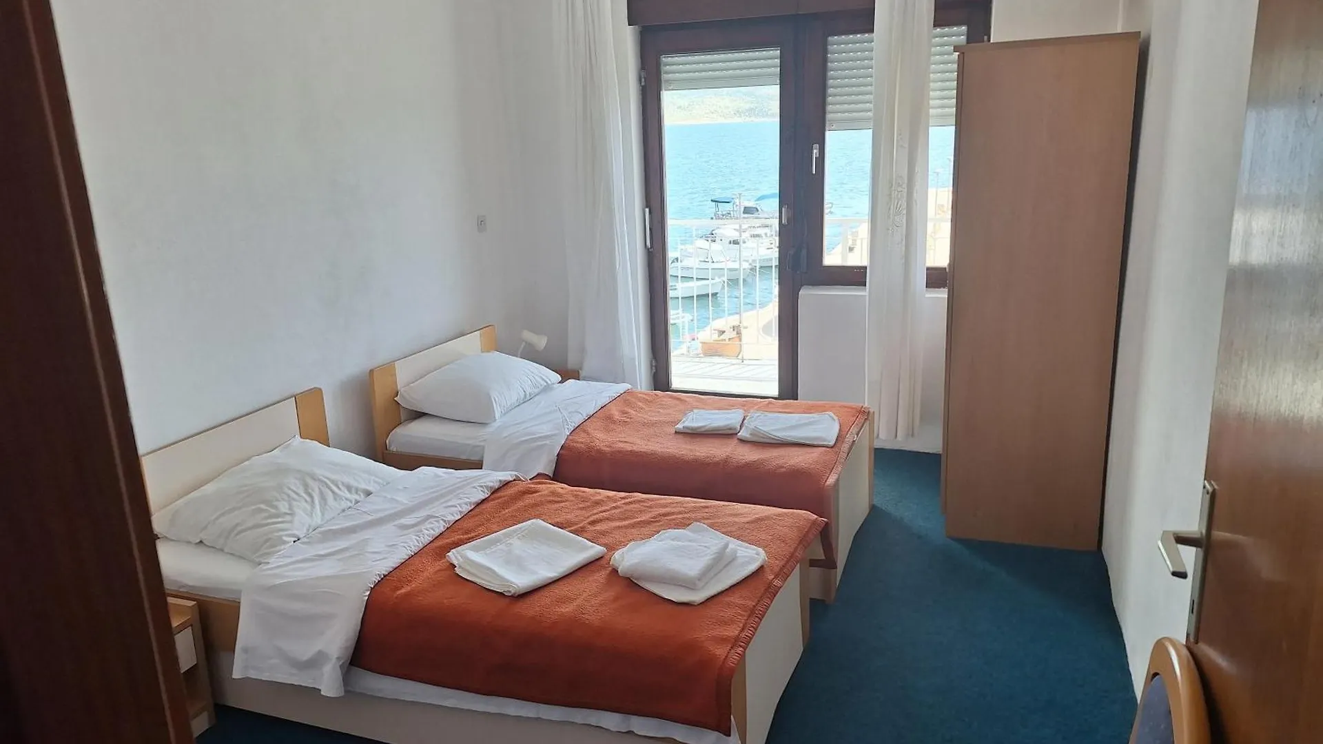 Rooms Retro By The Sea Starigrad Paklenica Gasthuis